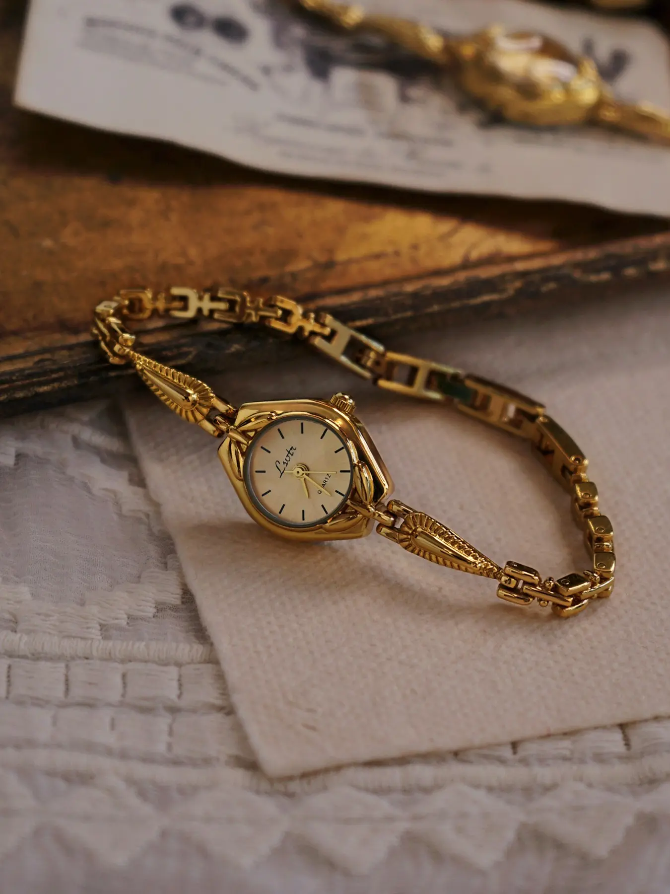 1 new gold French classic retro ladies casual quartz watch, Classic analog watch, stainless steel strap, diamond case with gold dial and black linear scale, niche design, suitable for daily wear