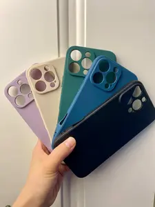 {nicey chic}Here is a solid-color phone case for you. The quality is very good