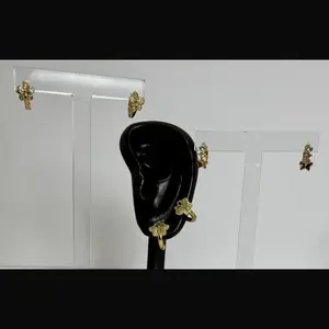 A15. Argolla pequeña de mariposa en laminado 14k/ gold plated