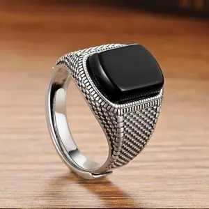 Men's fashion ring, rectangular ring face design with black stone, adjustable to the hand, elegant design for men to wear every day, as a gift for boyfriend