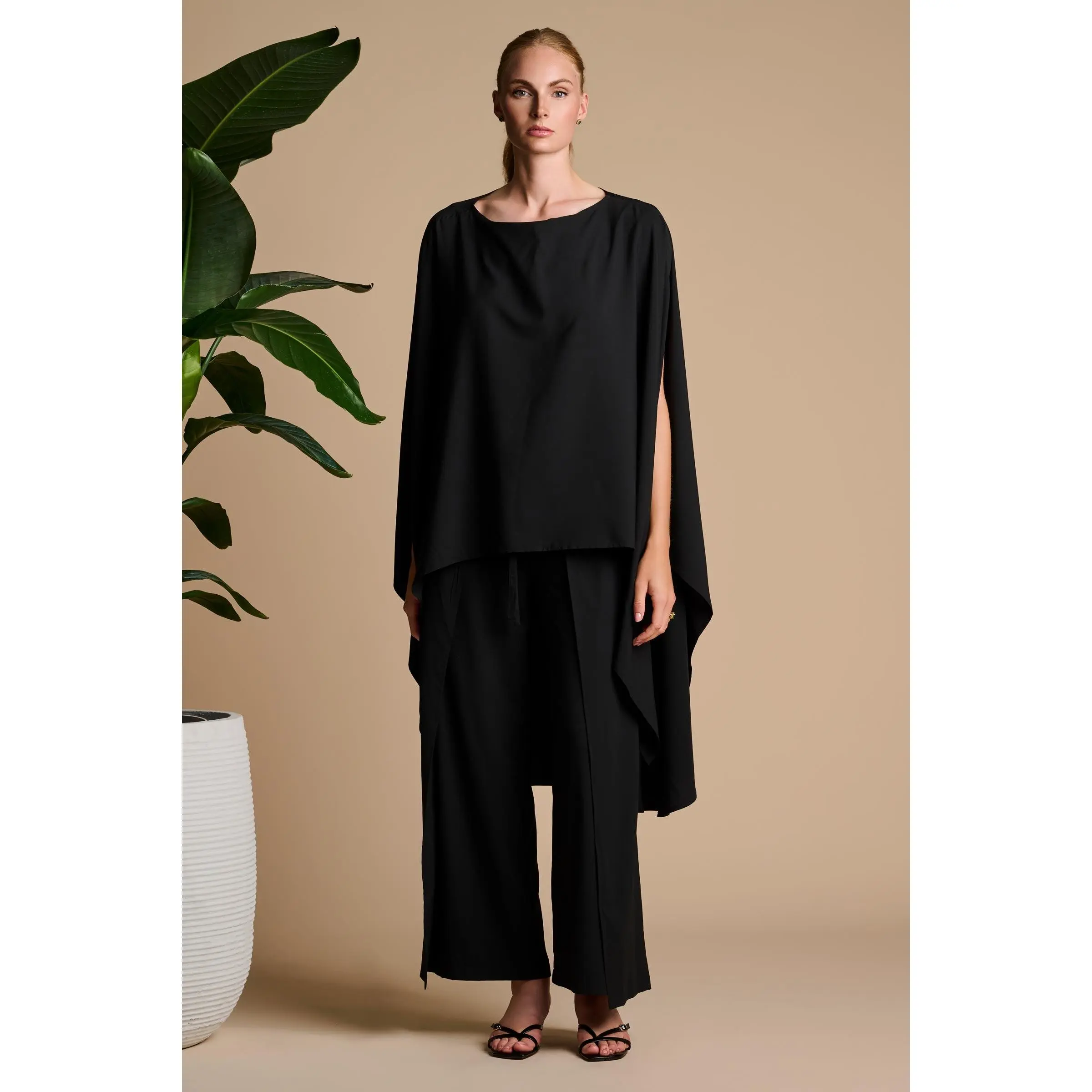 Hydra | Sun Poncho | Black