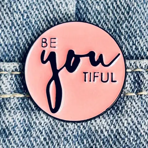 Fashion Letter Pattern Brooch, Round Shaped Enamel Pin Suitable for Backpacks, Jeans, Scarves, Hats Decoration, Trendy All-match & Exquisite Brooch for Birthday Gift, Modern, Charm, Cute, Alloy Brooch Pin, Hat Pins