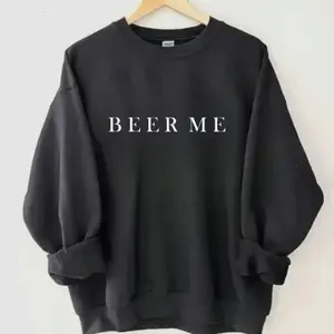 Minimalist Beer Drinking Sweatshirt, Perfect for Casual Daily Wear and Beer Enthusiasts, Trending Unisex Graphic Sweatshirt For Men and Women, Casual Outfit, Comfortable Menswear & Womenswear Top, Dec11