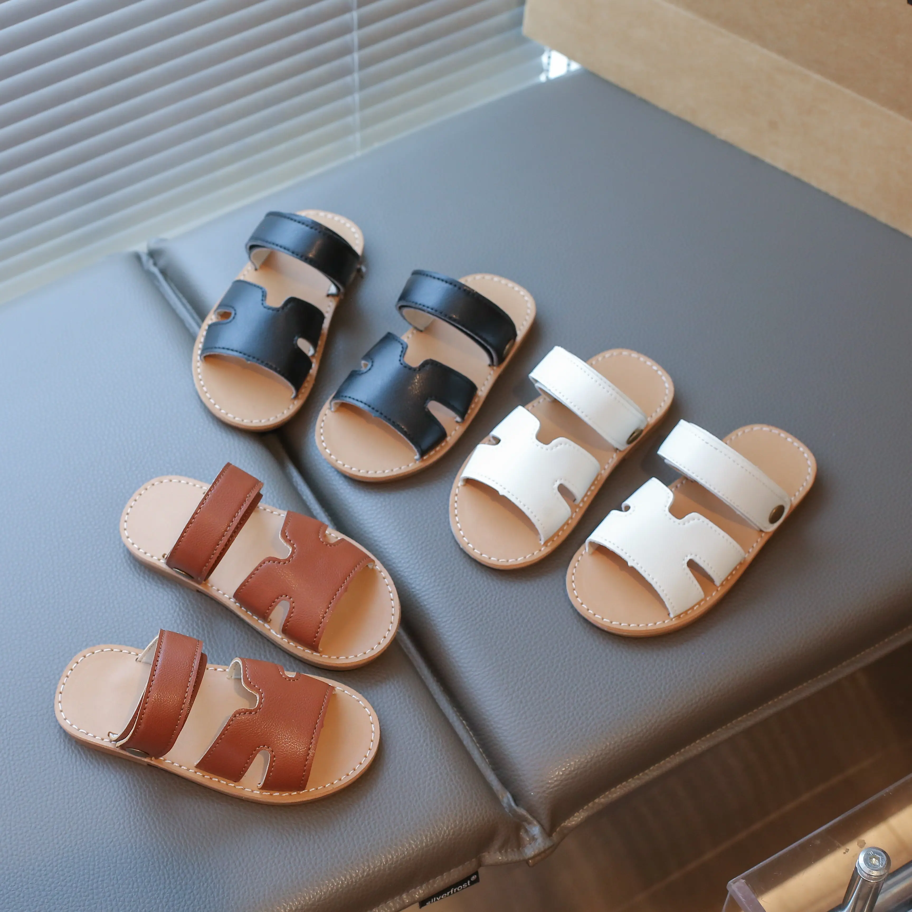 Girls' Decorative Soft-Sole Fashionable Trending Sandals - Summer New Style Open-Toe Princess Shoes for 4-5 Years Old Kindergarten Babies (Beach Use)