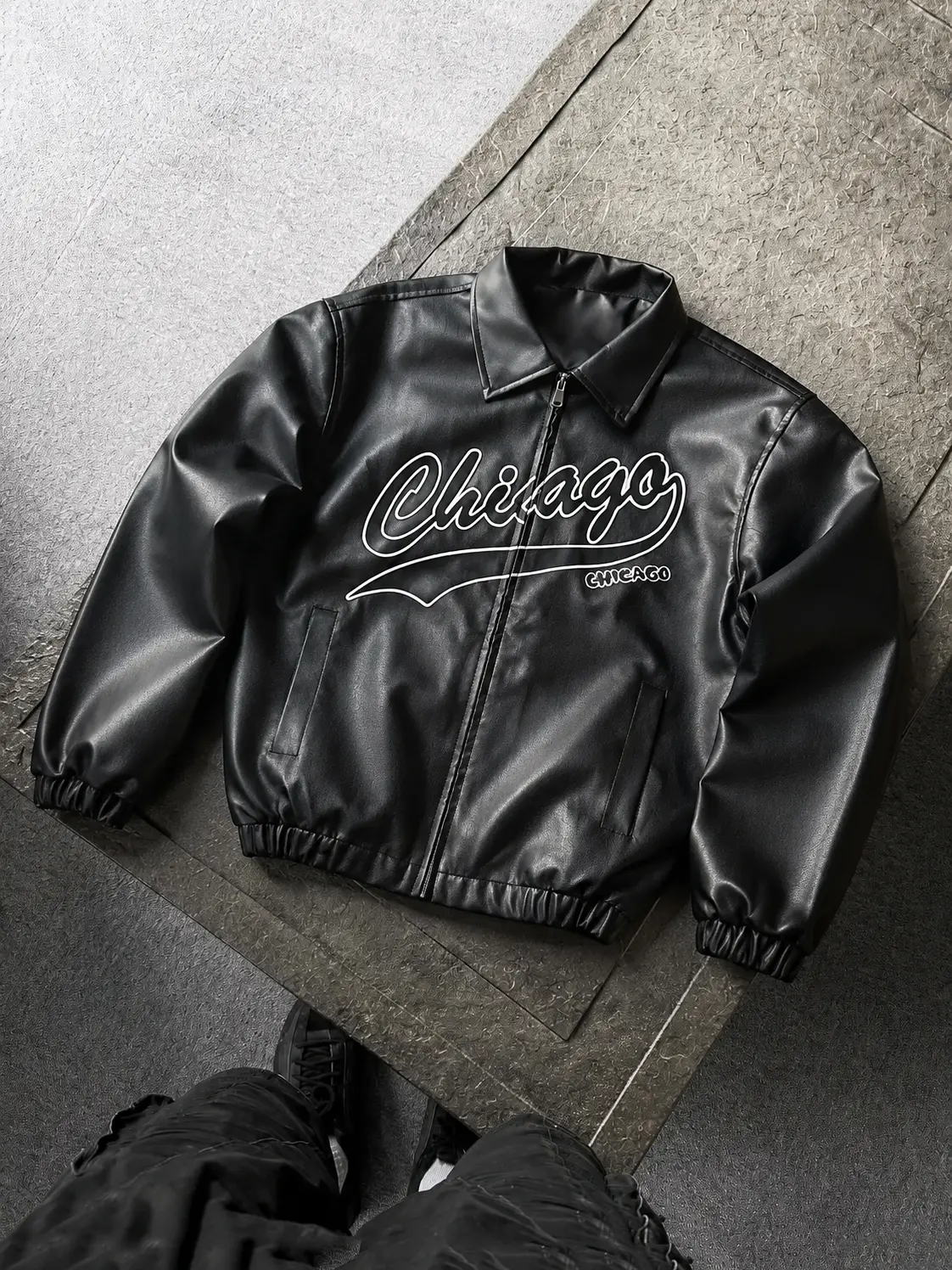 Chicago Graphic Streetwear Leather Jacket for Men and Women, Zip Up Moto Outerwear with Bold Script Print, Turn Down Collar, Elastic Cuffs and Hem, Y2K Urban Hip Hop Coat for Fall Winter Casual Daily Wear, Party, Travel and Weekend Styling, Fashion Outfit