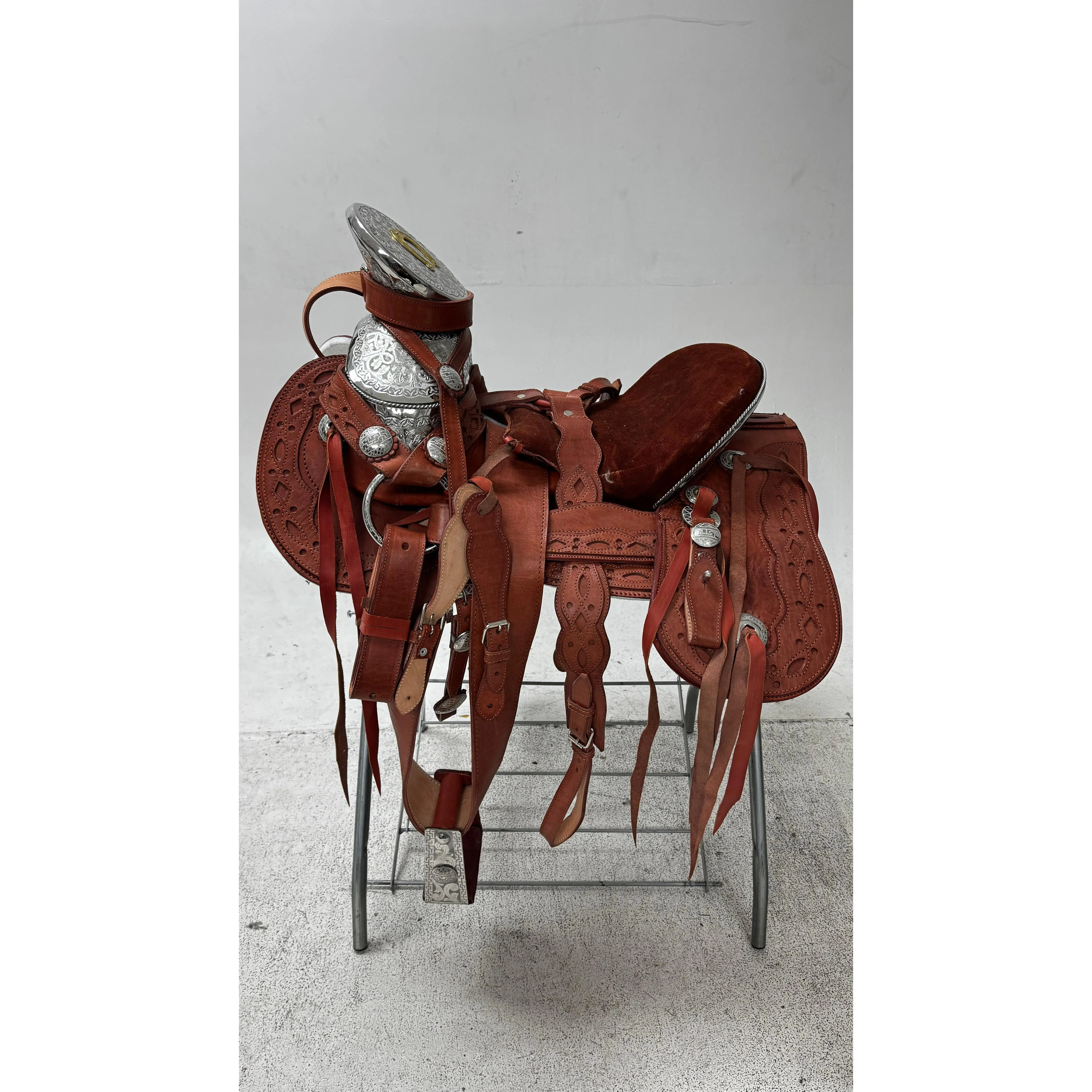 Charro Saddle – Chestnut Leather with Silver Accents & Golden Horseshoe (15.5”) “La Herradura Dorada”