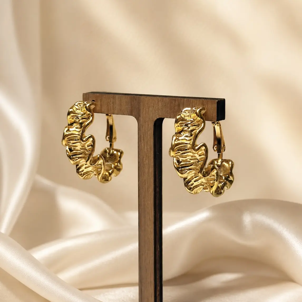 Metora Solene Gold Crinkle Hoop Earrings for Women, Geometric Stainless Steel Statement Jewelry
