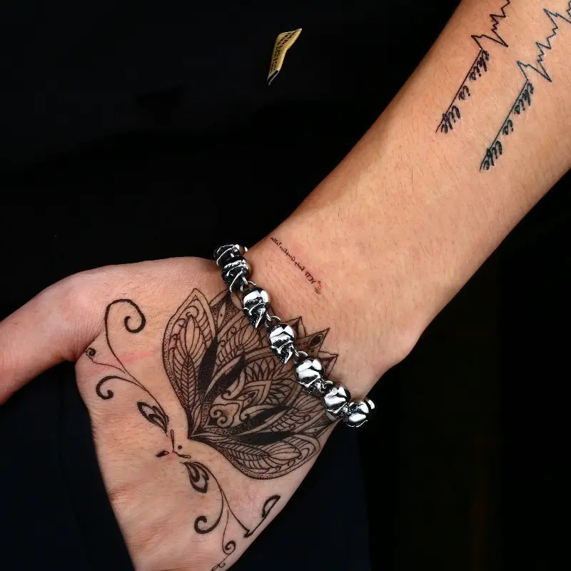 Men's Punk-Style Vintage Edgy Unique Skull Bangle, Fashion Accessory for Bold Personalities, Detailed