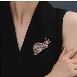 1 pc Fashion Rhinestone Snail Brooch Alloy Insect Coat Pin, Women's European Style Jacket Accessory, Trendy Fashion Jewelry