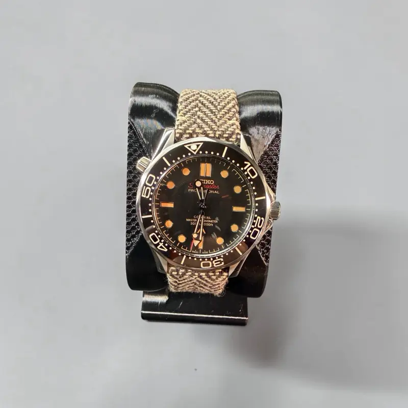 Custom-built automatic dive-style watch featuring a reliable NH35 automatic movement. JAMESBOND 007 Build