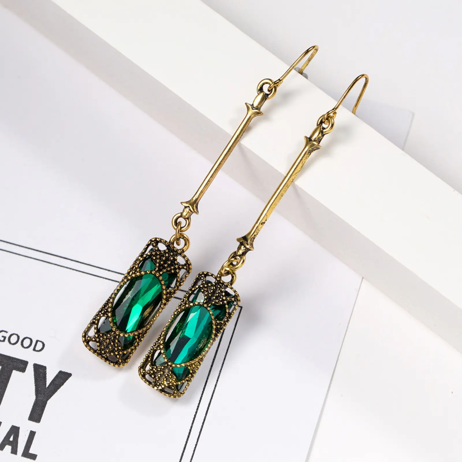 Women's Vintage Crystal Drop Earrings, Long Dangling Emerald-Tone Tassel Jewelry for a Retro Western Look, Tear Drop Earring, Unisex, 1 Pair, Daily
