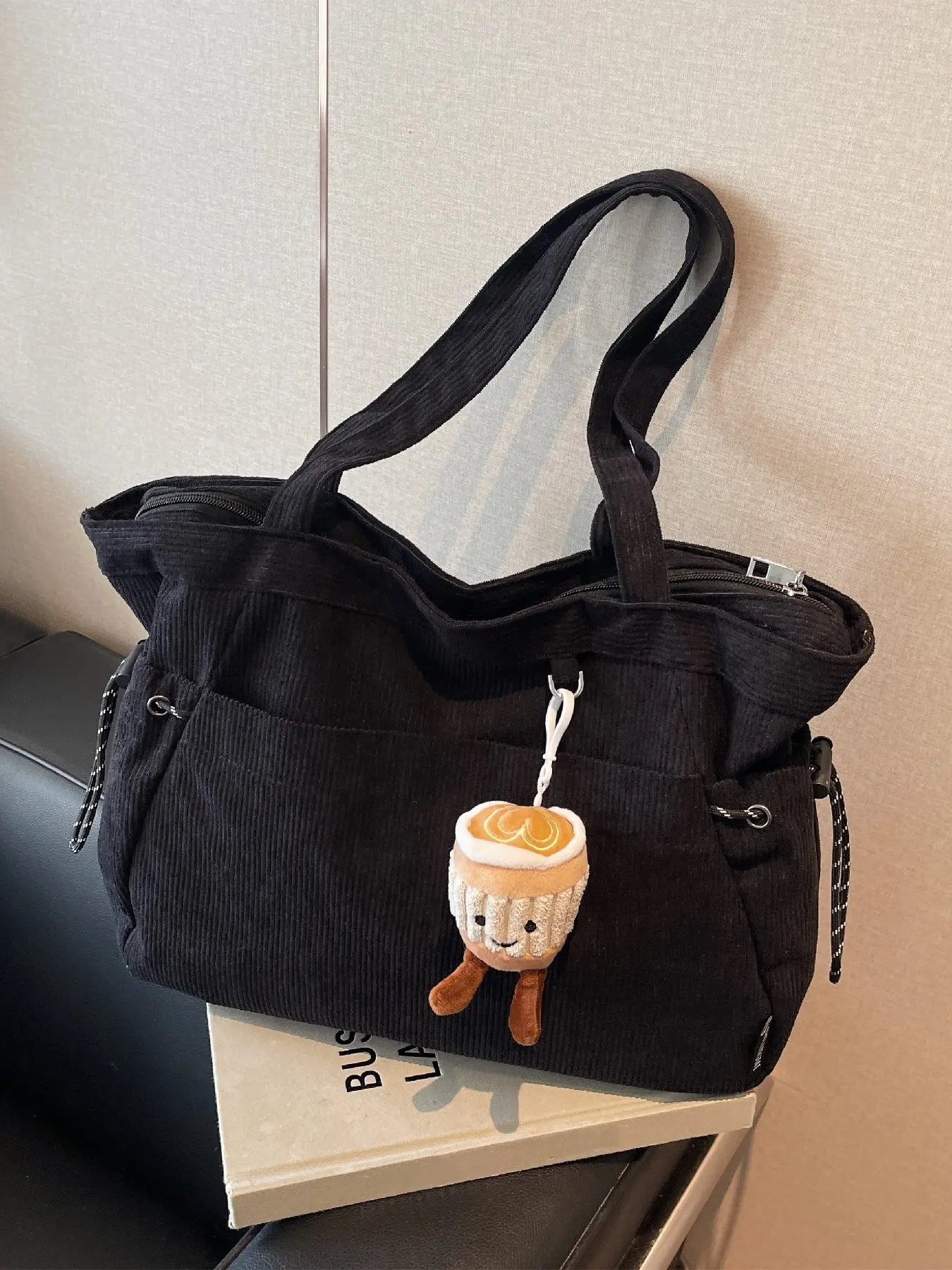 Vintage Corduroy Tote Bag, Large Capacity Women's Commuter Casual Shoulder Bag, Includes Charm, Perfect for Daily Use, Textured Commuter Bag, Trendy Commuter Bag, Fashionable Casual Bag, Everyday Shoulder Bag, Fashionable Bags