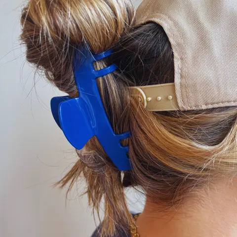 Curved Claw Hat Clip - Hat-Compatible, Open Center Cutout Grip, Durable Handles, Lightweight One-Size Casual Accessory for All Hair Types, Daily Wear Hairclips