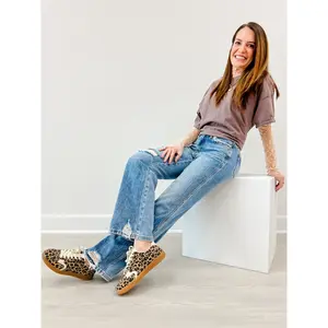 Judy Blue OASIS Mid-Rise 90's Straight Rigid Magic Distressed Jeans