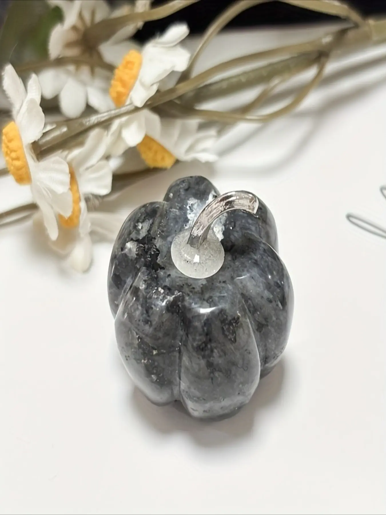1pc Hand-Carved Natural Pumpkin Crystal Stone Craft Ornaments, Pocket Guard Crystal Stones Imitating Cute Pumpkins, Perfect Decorative Artworks, Suitable for Halloween, Birthday Gifts, Room Decorations, Horror Element Themes
