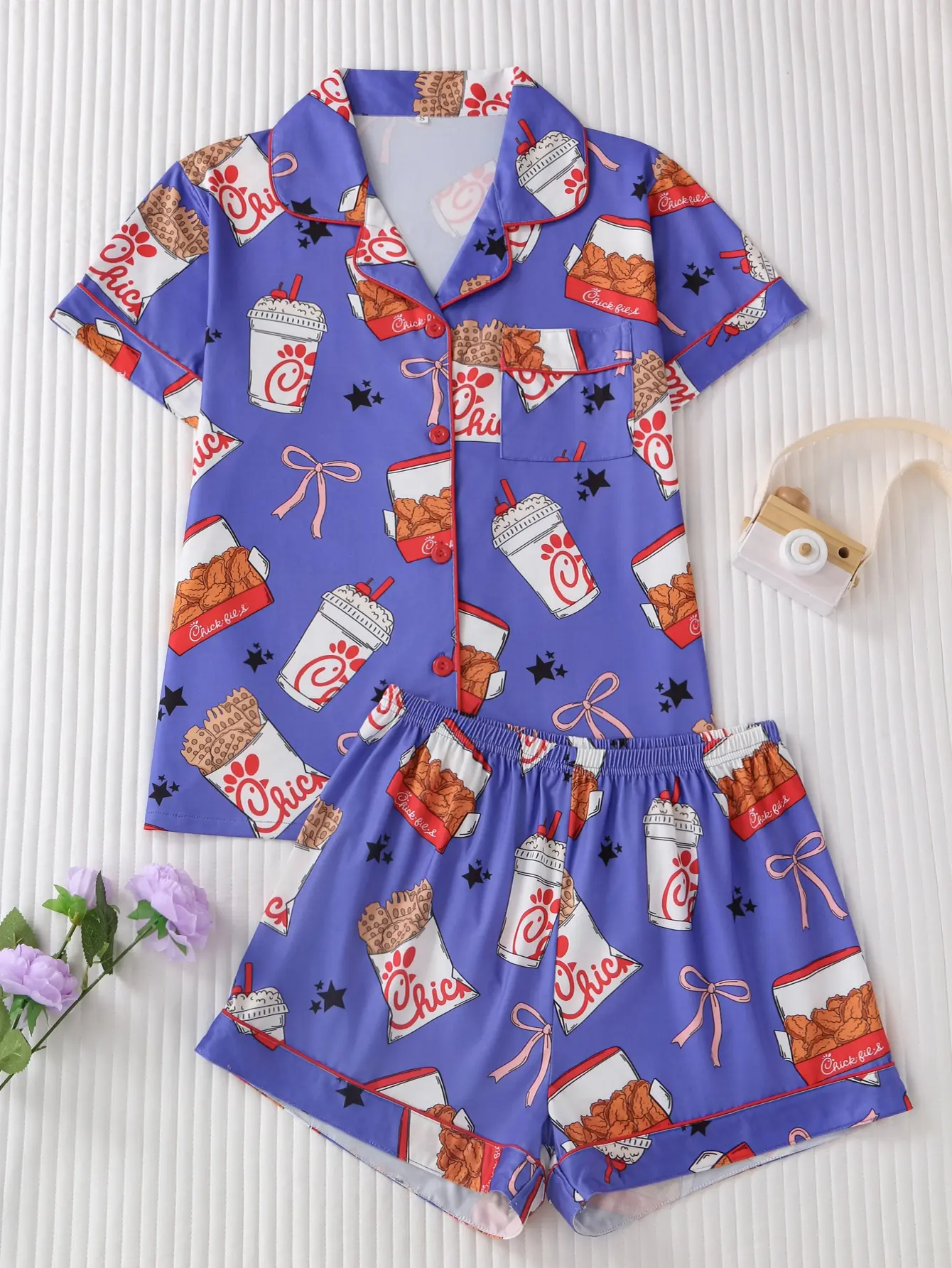Lady's two-piece fried chicken print short-sleeved pajama set, consisting of a button-up top and matching shorts. Comfortable and casual, suitable for all seasons, and perfect for home sleeping. Homewear