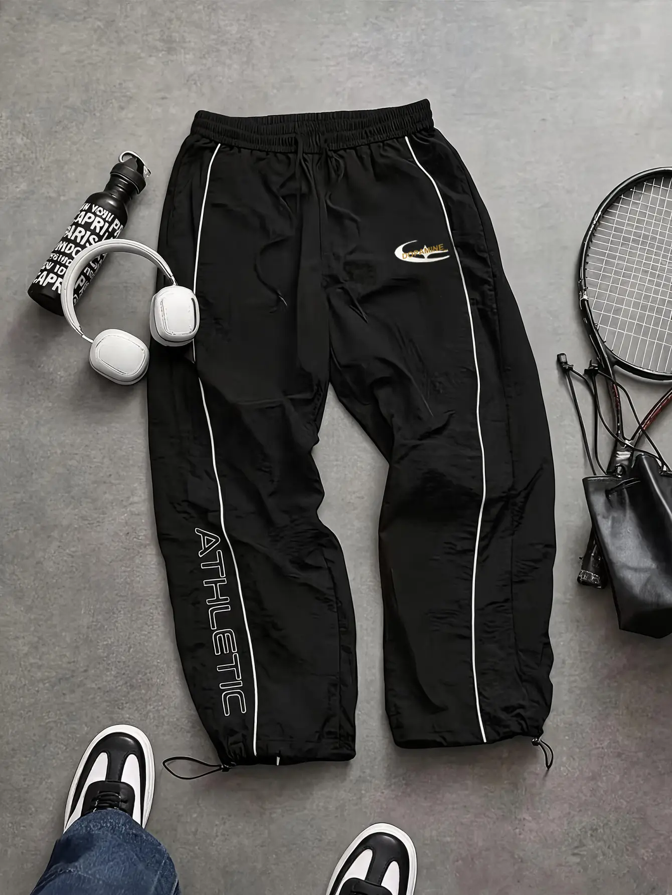 【Men’s Casual Pants】Lightweight woven quick-dry men’s pants with side contrast stripes and vertical English lettering; adjustable cuffs; elastic waistband with drawstring adjustment; fits various waist sizes; versatile for everyday wear; bottom drawstring