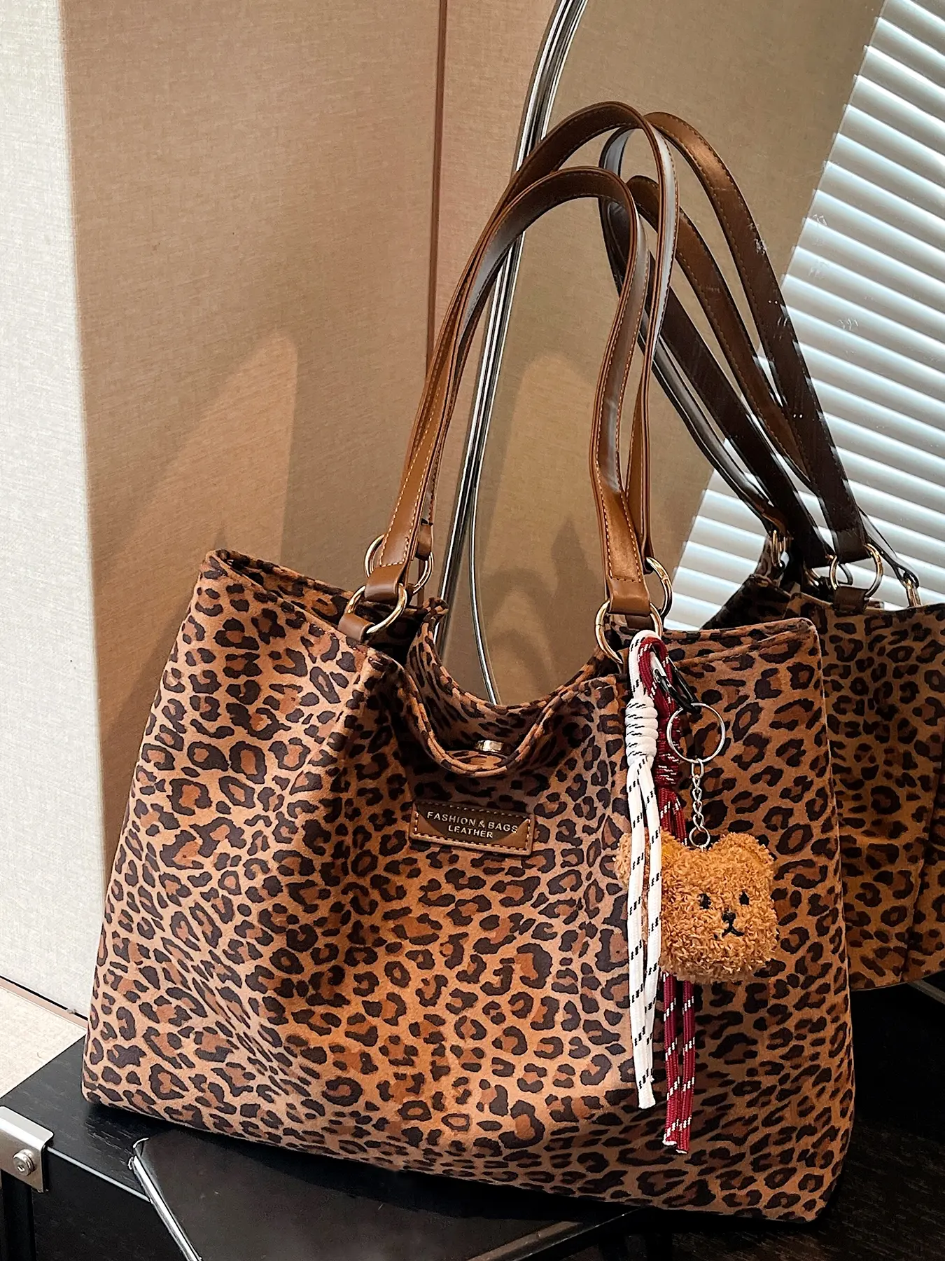 Simple and lightweight leopard print women's shoulder bag, Crossbody Tote Bag, trendy personalized shoulder bag, casual versatile niche commuter bag, Casual fashion bag, suitable for commuting, shopping, dating, parties and other occasions
