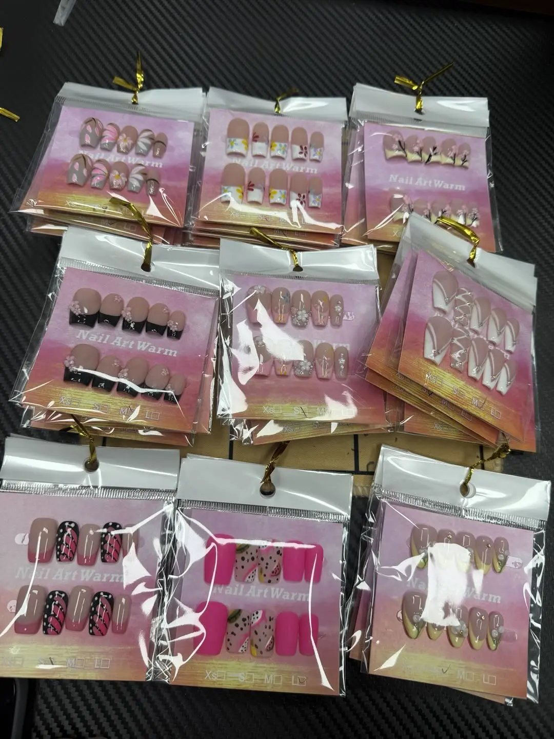 Una(7450)gc.30$ get 15 pairs of nails. We have different shapes and styles.