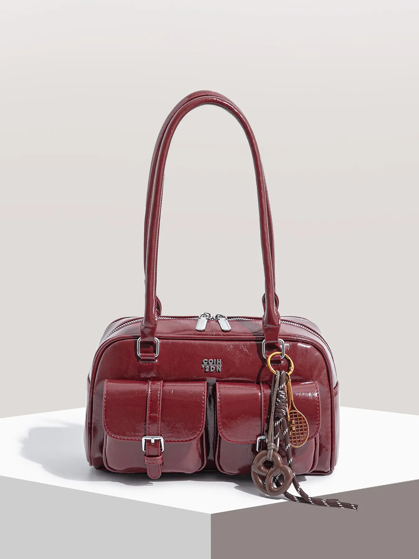 Vintage atmosphere, practical texture tote bag, Casual commuter bag, multiple zippered pockets, flap pocket design, decorated with alkali water knot pendants, suitable for daily commuting and outdoor travel
