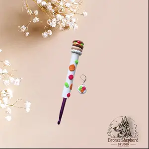 Polymer clay hamburger cheese burger food crochet hook / cheeseburger crochet hook / clay food burger crochet hook knitting accessory