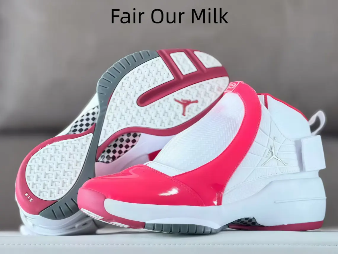 Comfort supportive basketball trainers with mixed material construction. Firm ankle structure meets daily training, walking and diverse trend collocation demands.