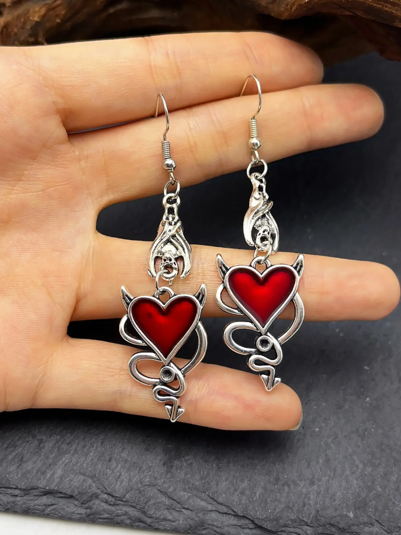 Gothic Vampire Bat Bloody Heart Pendant Necklace Fashionable Pagan Witch Jewelry Halloween Accessories Gift