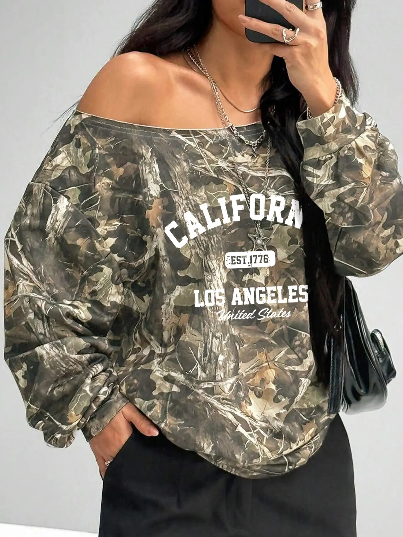 Letter print&full print tree branch graphics, women's casual commuting loose camouflage Knit top, fashionable print design is very suitable for party wear, comfortable top in spring and autumn, very suitable for leisure travel.