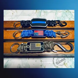 High-quality Veteran Carabiner Keychain with Paracord