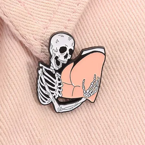 Funny Skeleton Hugging Enamel Pin Durable Metal Pins Humorous Halloween Metal Brooch Lapel Backpack Badge Fashion Accessory Fashion Jewelry Accessories Gift for Friends Jewellery Alloy Brooch Pin