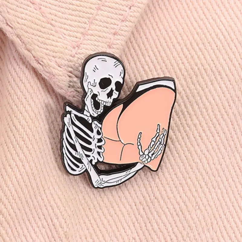 Funny Skeleton Hugging Enamel Pin Durable Metal Pins Humorous Halloween Metal Brooch Lapel Backpack Badge Fashion Accessory Fashion Jewelry Accessories Gift for Friends Jewellery Alloy Brooch Pin
