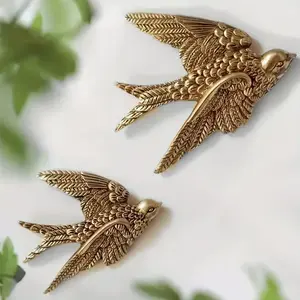 Golden Flying Bird Wall Decor Resin Crafted Swallow Figurine Tropical Leaf Design Geometric Ornaments for Living Room Bedroom Office Hangable Artwork