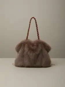 Plush Handbag, Trendy and Fashionable Tote Bag, Casual and Versatile Shoulder Bag, Simple Solid Color Commuter Bag, Suitable for Daily Matching, Commuting and Other Scenarios.