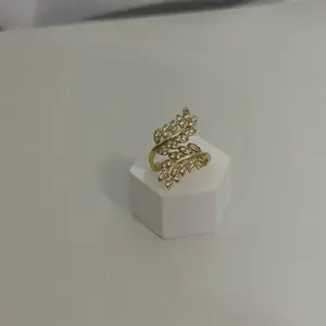 Anillo ajustable de hoja con sirconias blancas