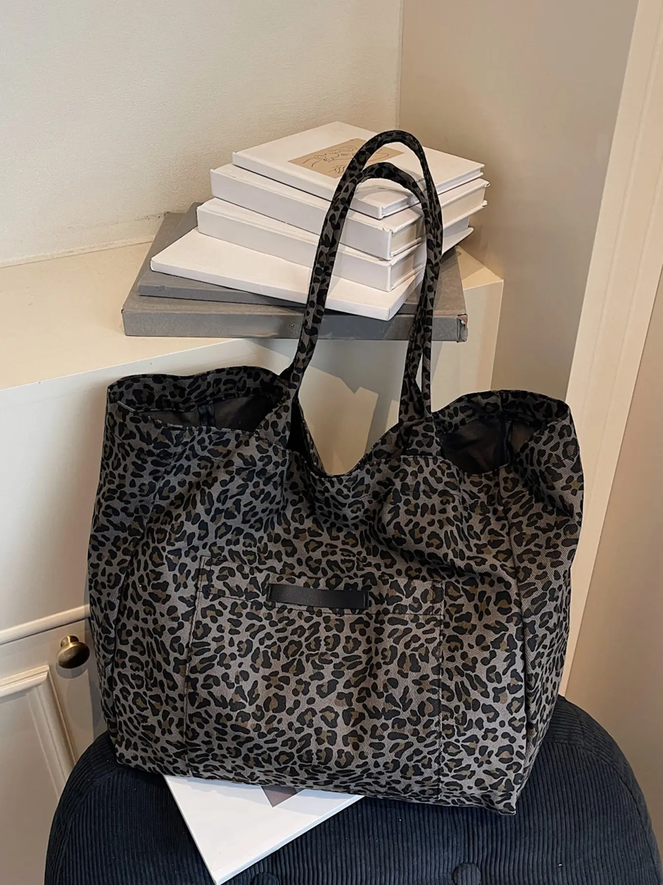 Retro light luxury texture leopard print canvas tote bag, Elegant Commuter Bag, classic leopard print, large capacity personalized shoulder bag, front patch pocket, wide shoulder strap, suitable for commuting, Stylish Versatile Bag, Fashion Patterned Bag