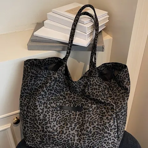Leopard print tote bag, Fashionable Patterned Bag, Trendy Vintage Bag, front pocket, wide shoulder strap, large capacity retro shoulder bag, can accommodate tablets, documents, commuting/shopping/daily travel, Fashion Bags
