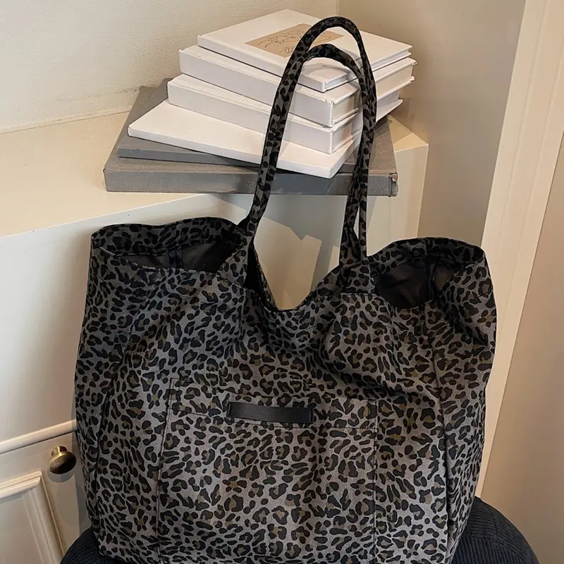Leopard print tote bag, Fashionable Patterned Bag, Trendy Vintage Bag, front pocket, wide shoulder strap, large capacity retro shoulder bag, can accommodate tablets, documents, commuting/shopping/daily travel, Fashion Bags
