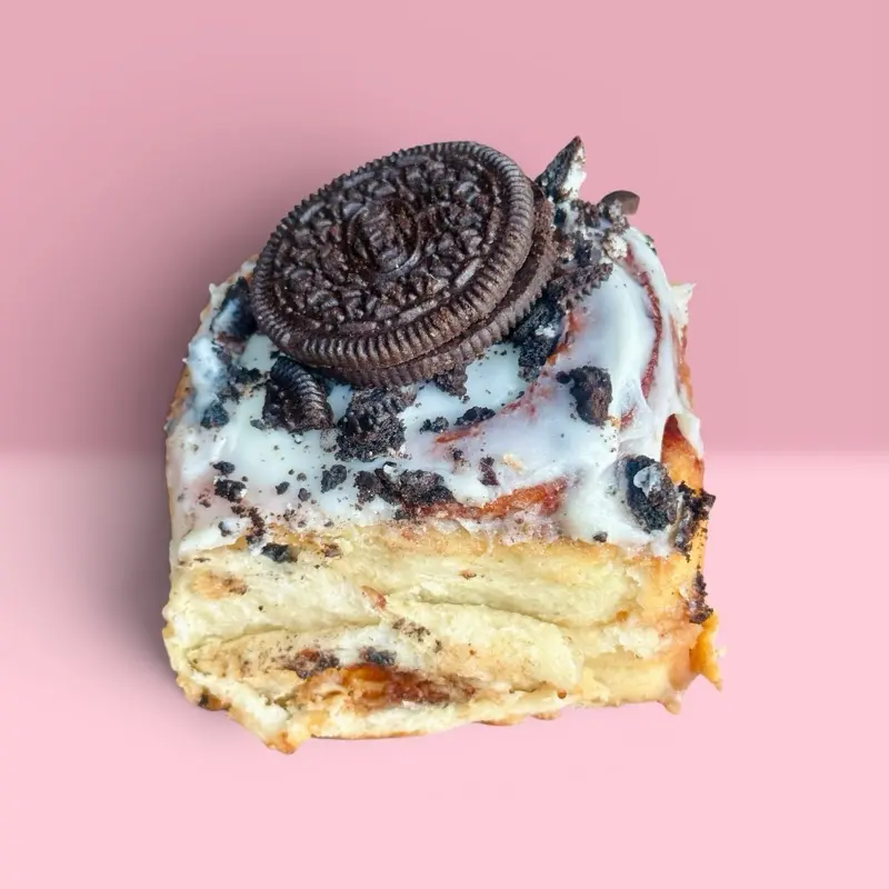 Cookies n Cream Cinnamon Bun (4) Pack DIY Heat & Serve