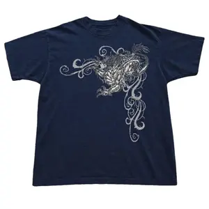 Gildan Men's Women's T-shirt, Y2K Tribal Dragon Metallic Tee, Y2k Tshirt, Gothic Grunge Emo Scene Amity Affliction, Gift Shirt, Menswear Womenswear Top Underwear Streetwear Check Crewneck Fit Printed Minimalist