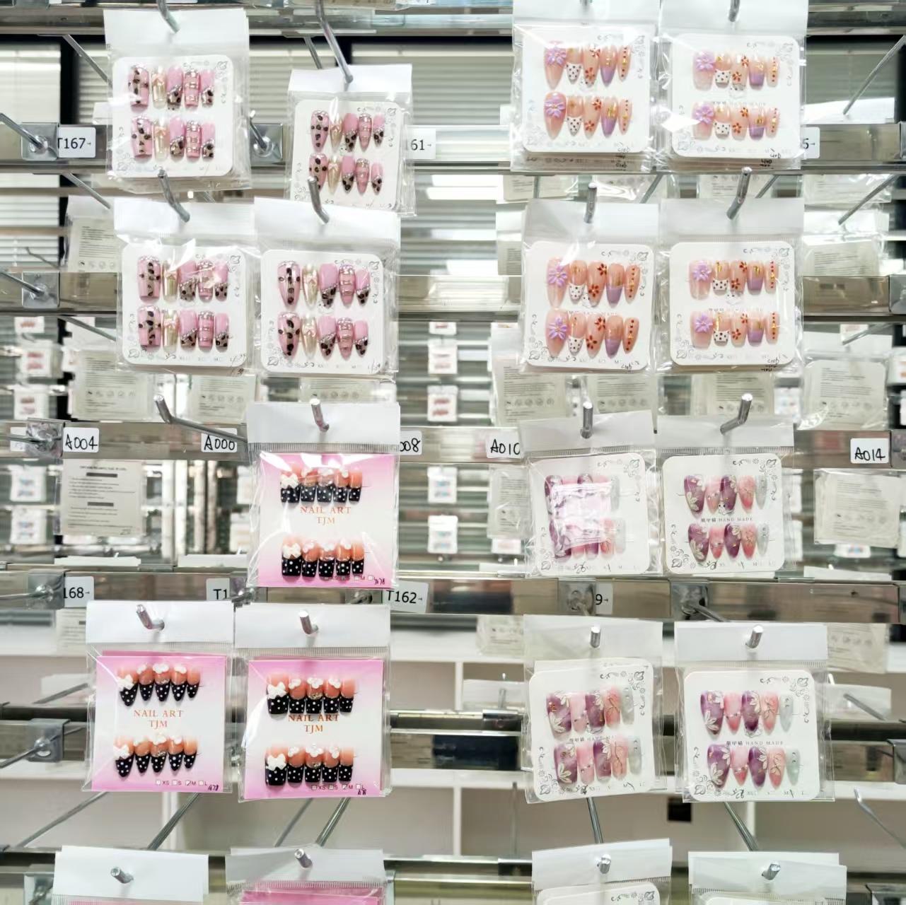 Live streaming mixed batch: 10 nail tips per box; complete wearable nail set; assorted designs; tools included.