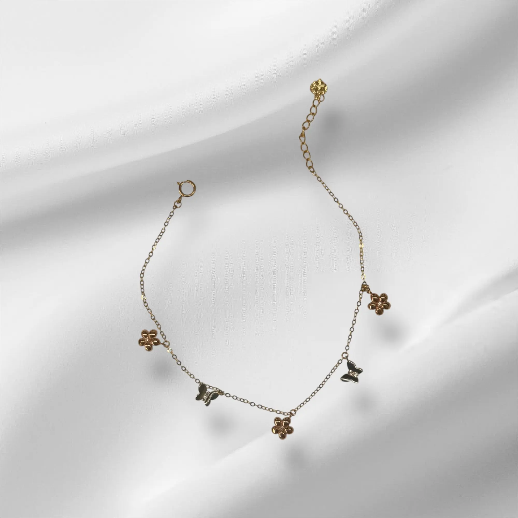 Esclava con mariposas y flores de tres tonos en oro 14k