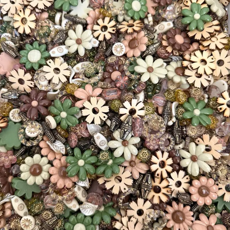 Evermine Meadow Flat Back Charm & Flower Mix