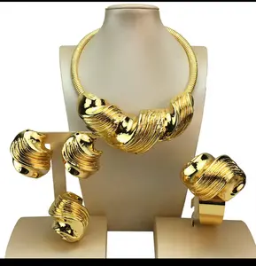 Chunky Gold Rided Necklace Set - Unique Statement Piece with Rided Texture & Gold Finish for Women's Jewelry Collection - Versatile & Timeless Appeal