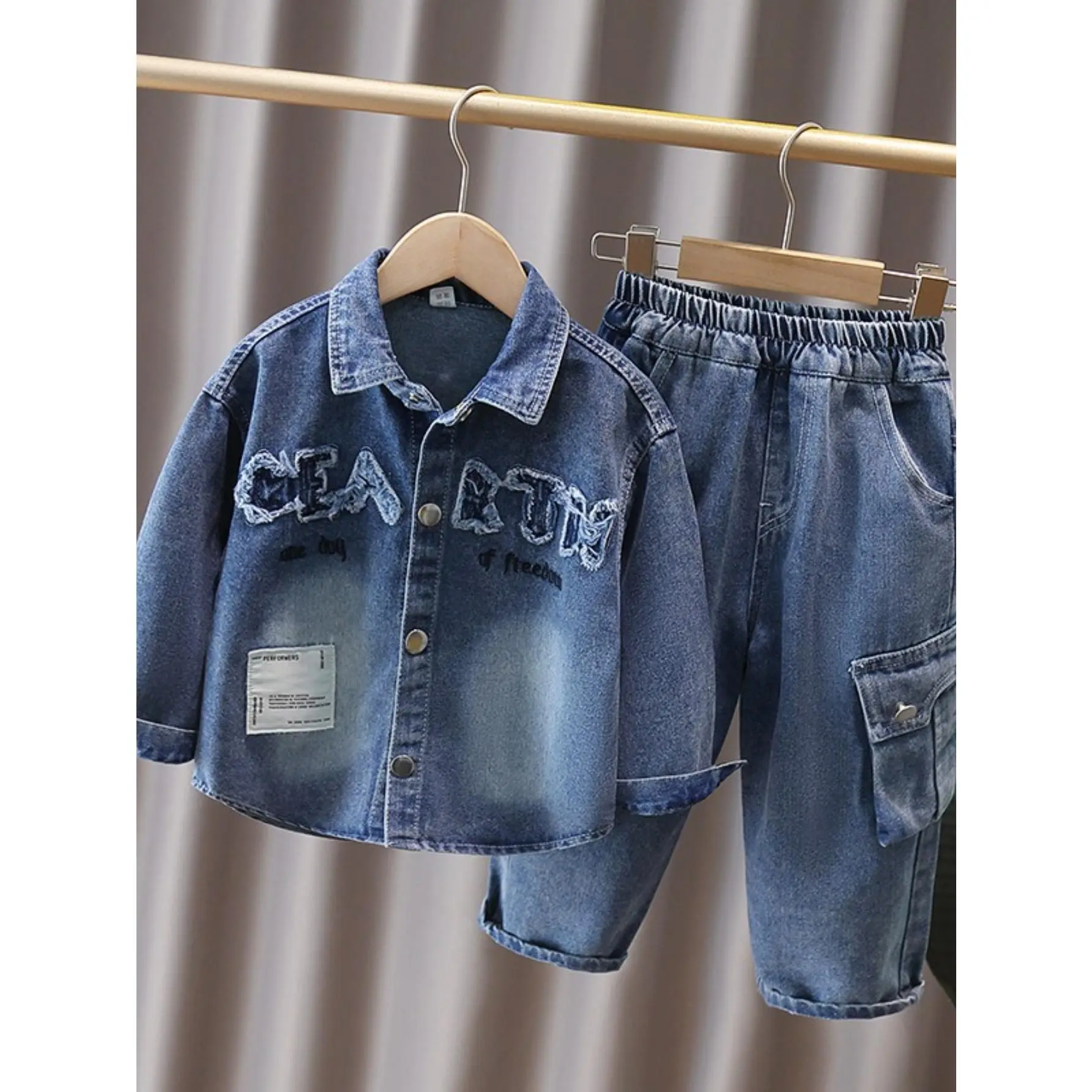 A stylish denim suit boys, perfect spring and autumn. This trendy two-piece set includes a fashionable jacket, is very versatile and easy to match with any outfit, making it an essential choice travel