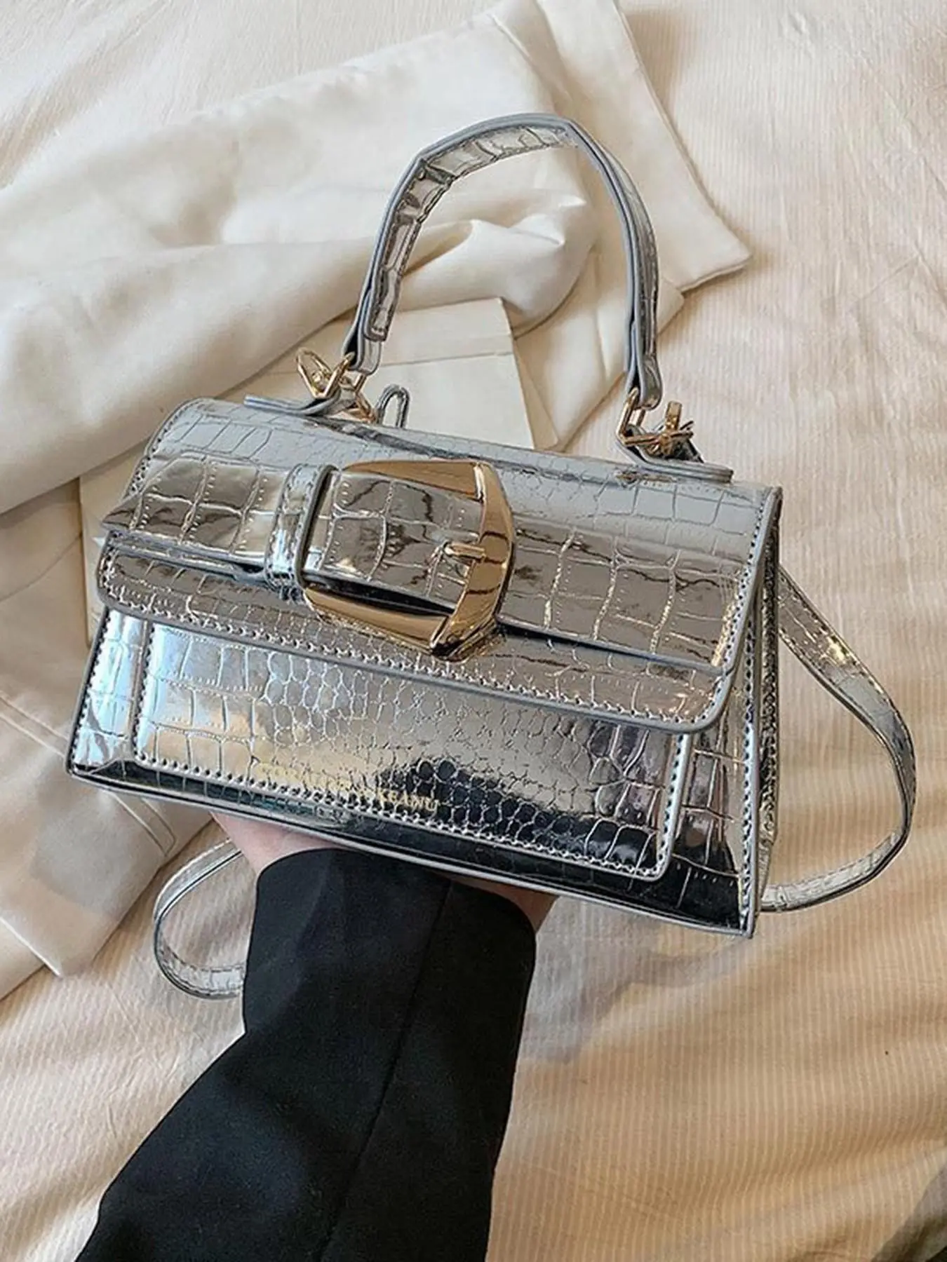 Retro simple sweet and fashionable one-shoulder messenger  display picture 2