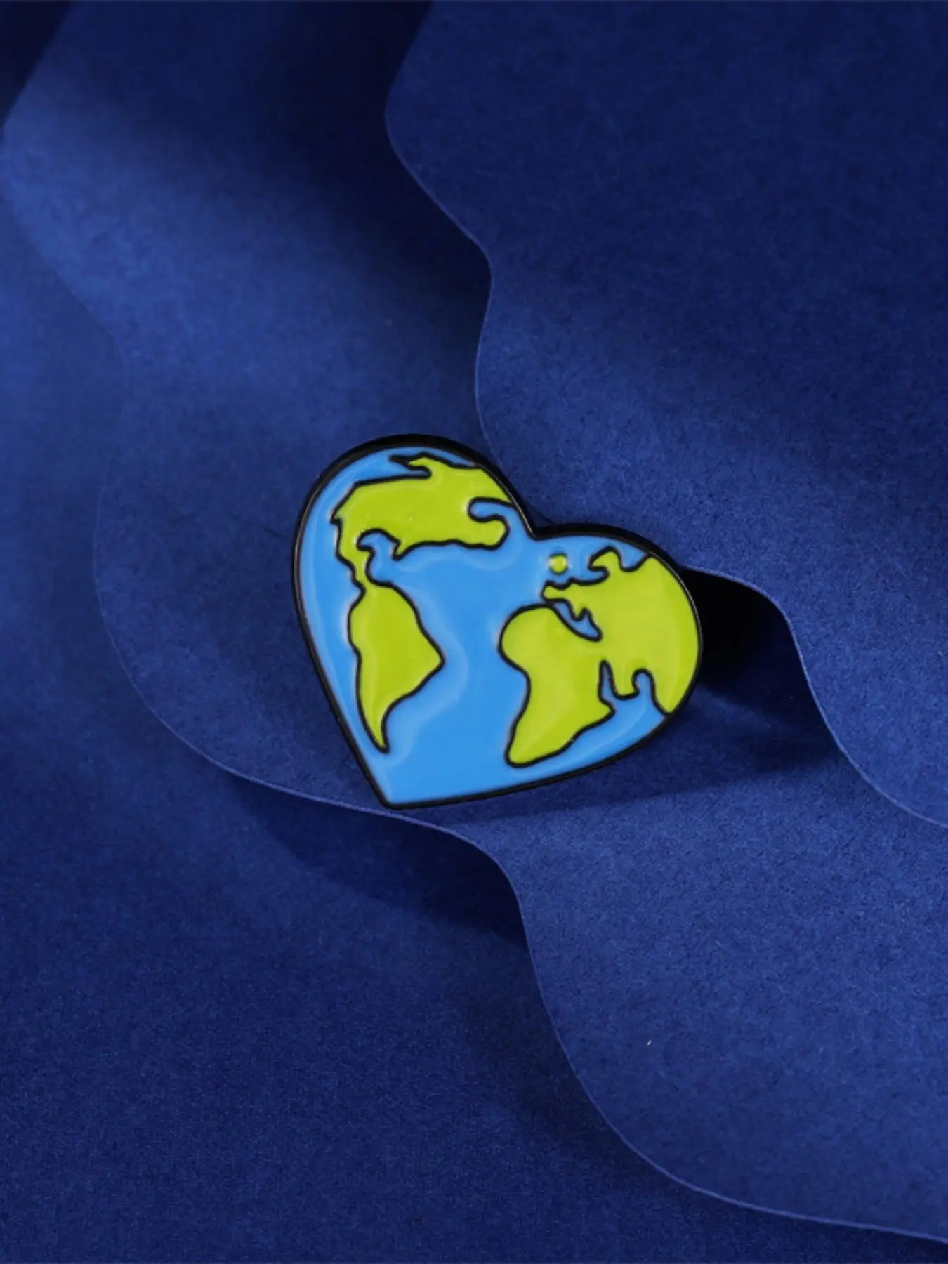 Blue Heart Shaped Alloy Brooch, Lapel Brooch, Environmental Protection Creative Brooch, Earth Map Pattern Pin Badge, Brooch Pins for Clothes & Bag Decoration, Fashion Accessory