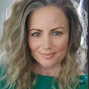 Watered Souls C1315809K Ainsley Honey Brown. 16" long Premium synthetic fibers, 13x5 free parting lace, scandinavian hairline, shadow root, 350⁰ heat tolerance, 3 combs, 2 adjustable straps, closed wefted,  and removable band. Average cap size 21.5"-23.5"