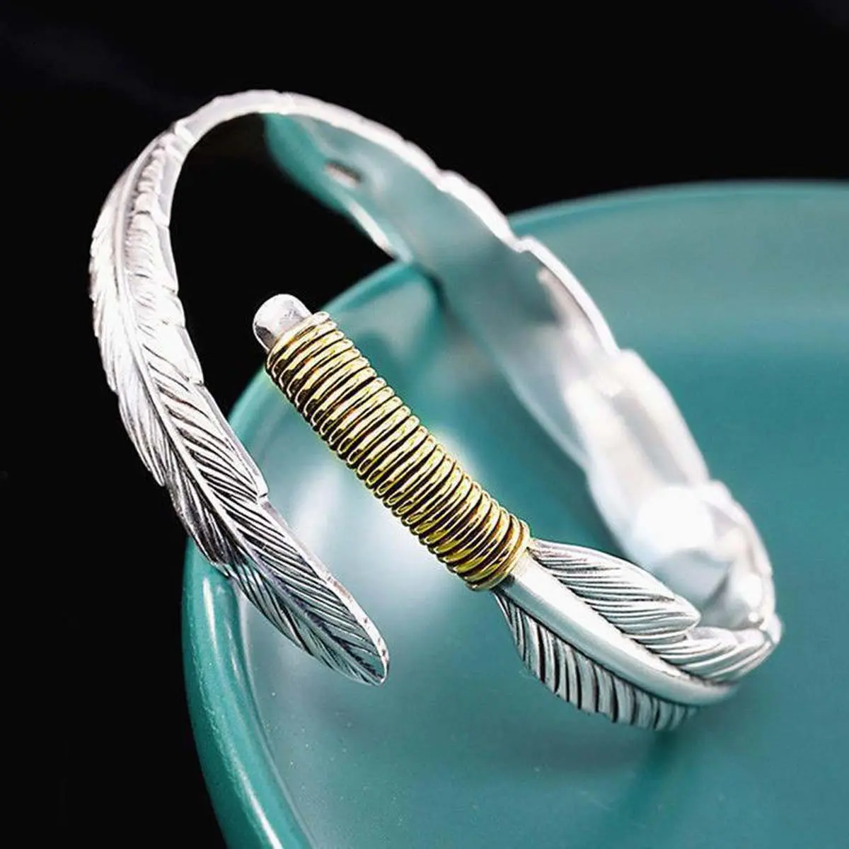 [Limited-Time Event] Fashionable Bangle - Feather Motif, Artificial Gemstone, 1-Size Fit, 1 Size Unisex Adults Daily Wear Jewelry, Niche Retro Simple Charm, All-Match Personalized Gift for Accessory Enthusiasts
