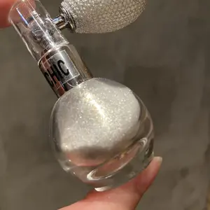 Glitter Highlighter Powder, 1 Count Shimmering Body Spray Powder, Long Lasting Radiant Shimmer Highlighter Stick Body Shimmer Powder, Shiny Body Makeup for Women & Girls, Bronzer, Glow Seeker Highlighter, Illuminating Iridescent Glitter