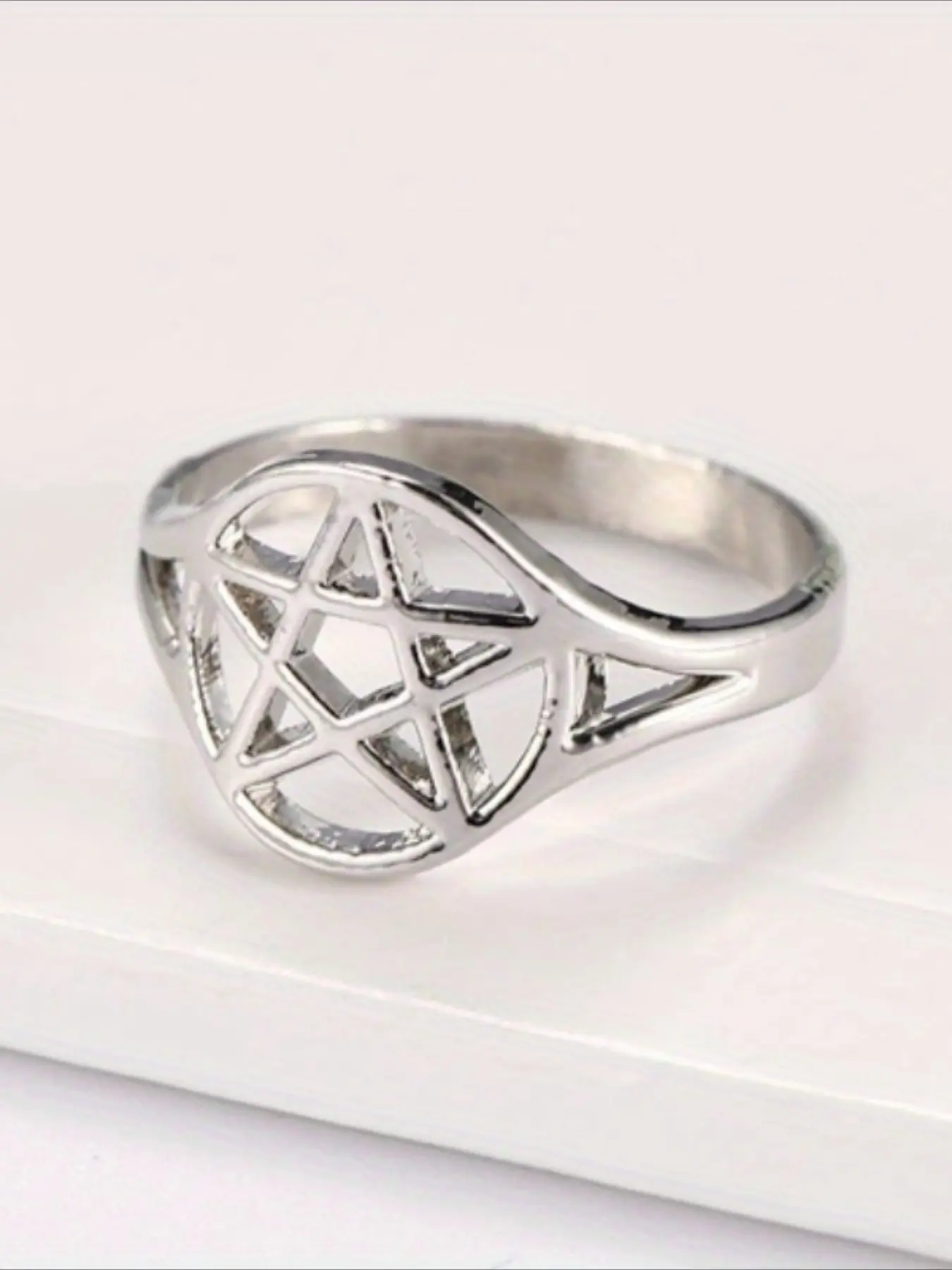 Fashionable, exquisite, niche design, hollowed out pentagram women's ring suitable for casual parties, festivals, banquets, women's jewelry gifts